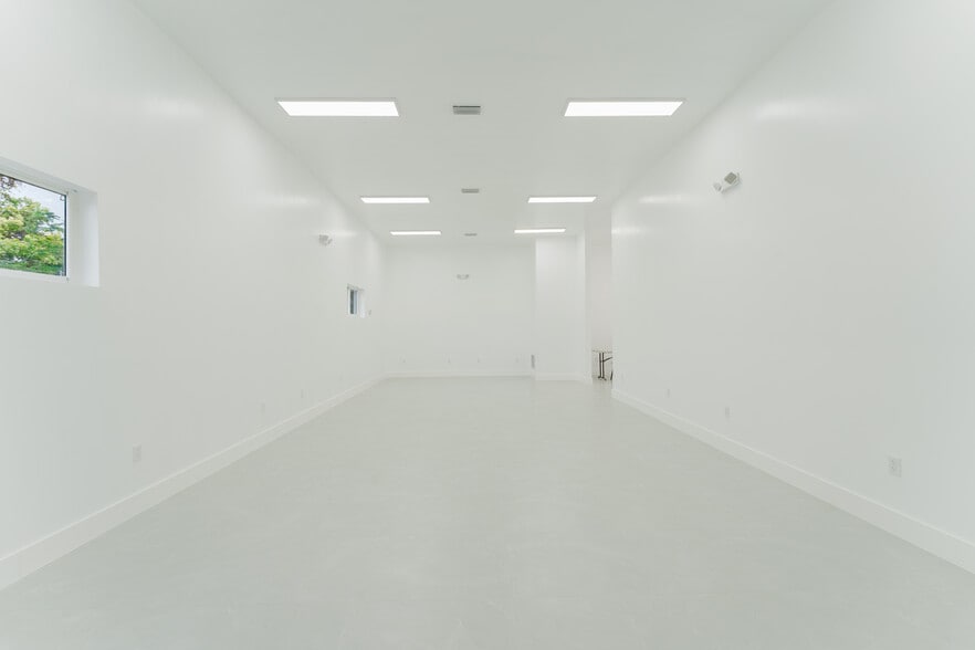 More Photos Of 654 NW 22nd Rd, Fort Lauderdale Light Distribution For Sale