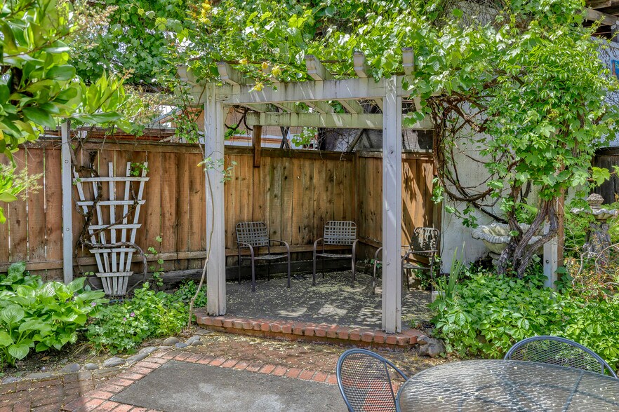 More Photos Of 240 E California St, Jacksonville Hotel For Sale