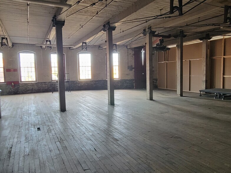 More Photos Of 63 Middlesex St, Chelmsford Warehouse For Lease