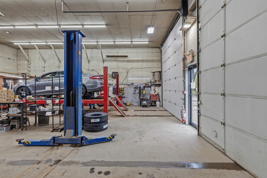 More Photos Of 1973 Victory Hwy, Glendale General Retail For Sale