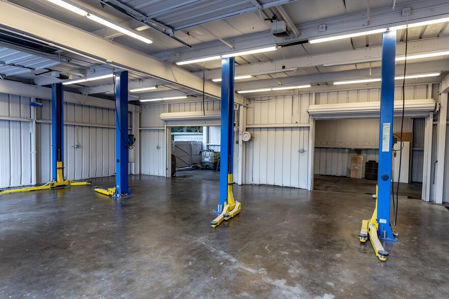 More Photos Of 14041 N Florida Ave, Tampa Auto Dealership For Sale