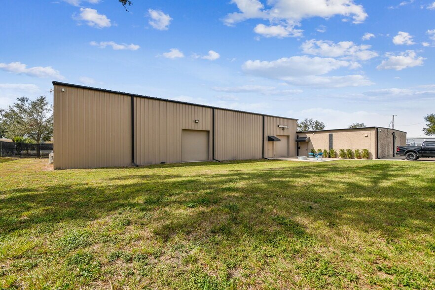 More Photos Of 14915 N Nebraska Ave, Tampa Showroom For Sale