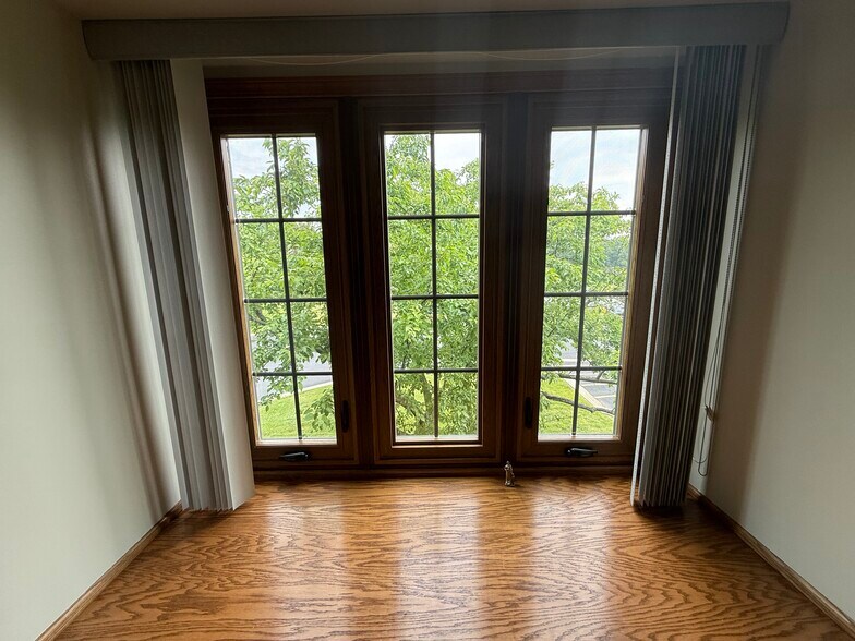 More Photos Of 28085 N Ashley Cir, Libertyville Medical For Sale