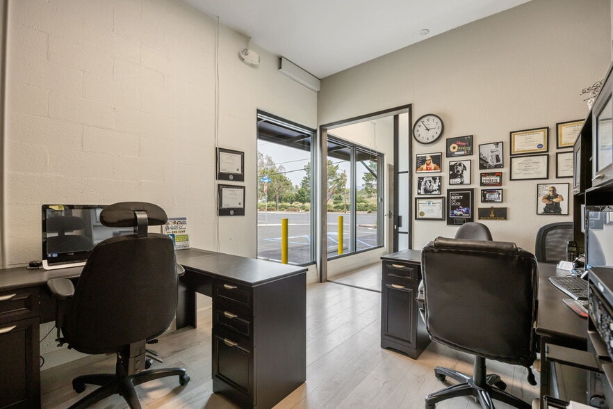 More Photos Of 20605 Soledad Canyon Rd, Canyon Country Office For Sale