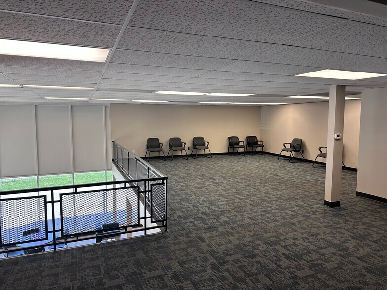 More Photos Of 5325 NE 14th St, Des Moines Showroom For Lease