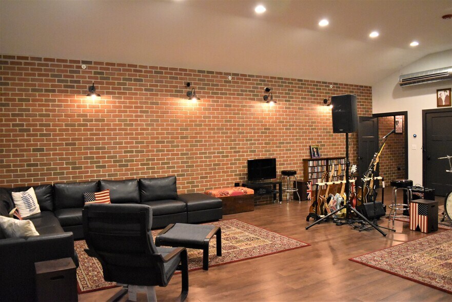 More Photos Of 2108-2260 Ferry Rd, Naperville Showroom For Sale