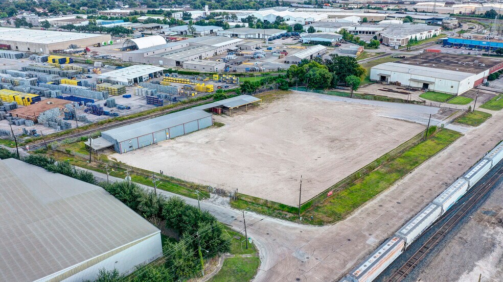 More Photos Of 6939 Old Clinton Rd, Houston Warehouse For Lease