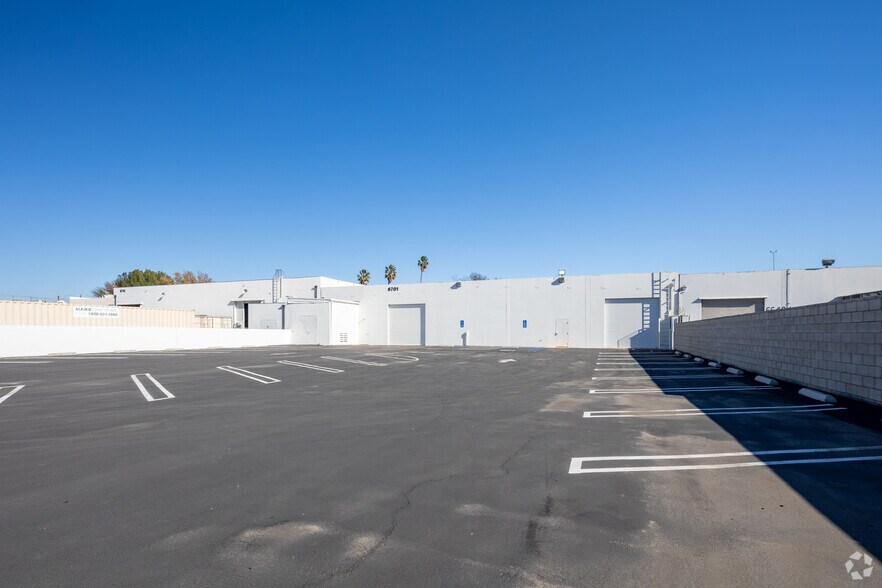 More Photos Of 6701 Odessa Ave, Van Nuys Warehouse For Lease