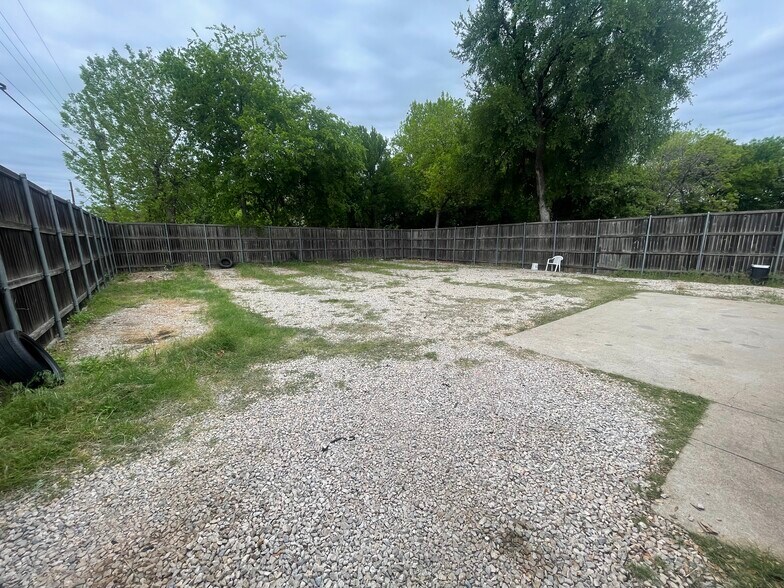 More Photos Of 2513 E Union Bower Rd, Irving Warehouse For Lease