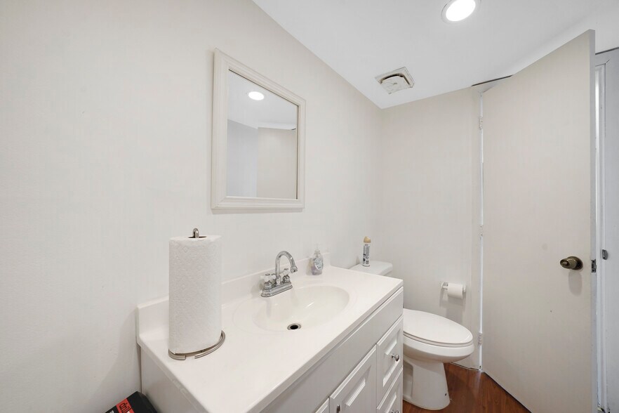 More Photos Of 1500-1536 S Dixie Hwy, Pompano Beach Showroom For Lease