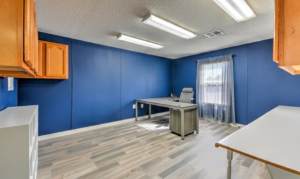 More Photos Of 819 Industrial Rd, Centerville Manufacturing For Sale