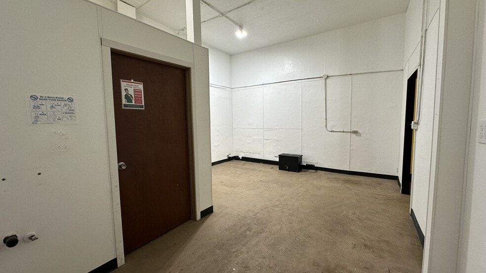 More Photos Of 408 Pacific Ave S, Kelso Storefront For Lease