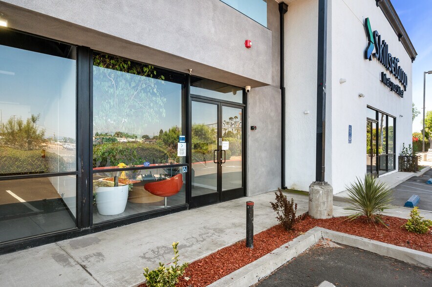 More Photos Of 800 E Dyer Rd, Santa Ana Showroom For Sale