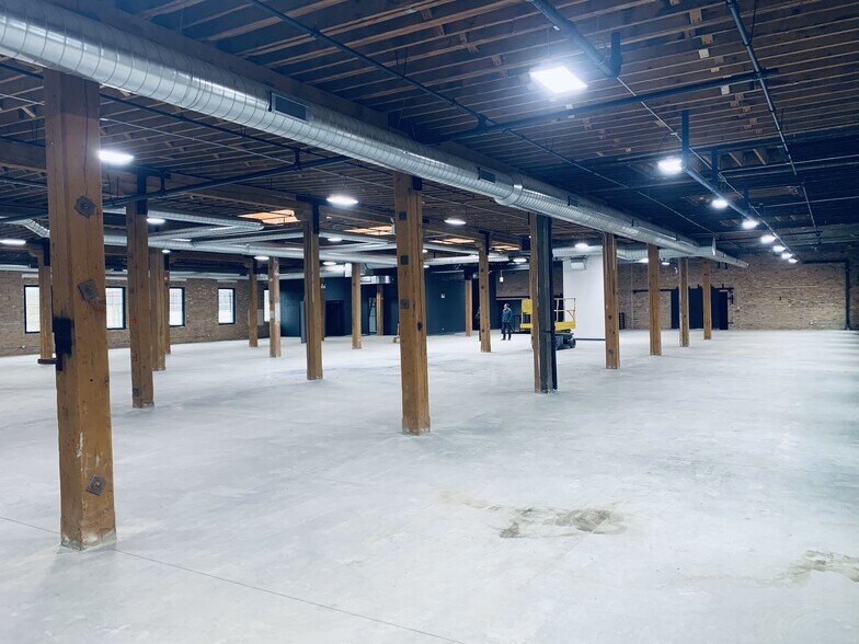 More Photos Of 2145 W Grand Ave, Chicago Showroom For Lease