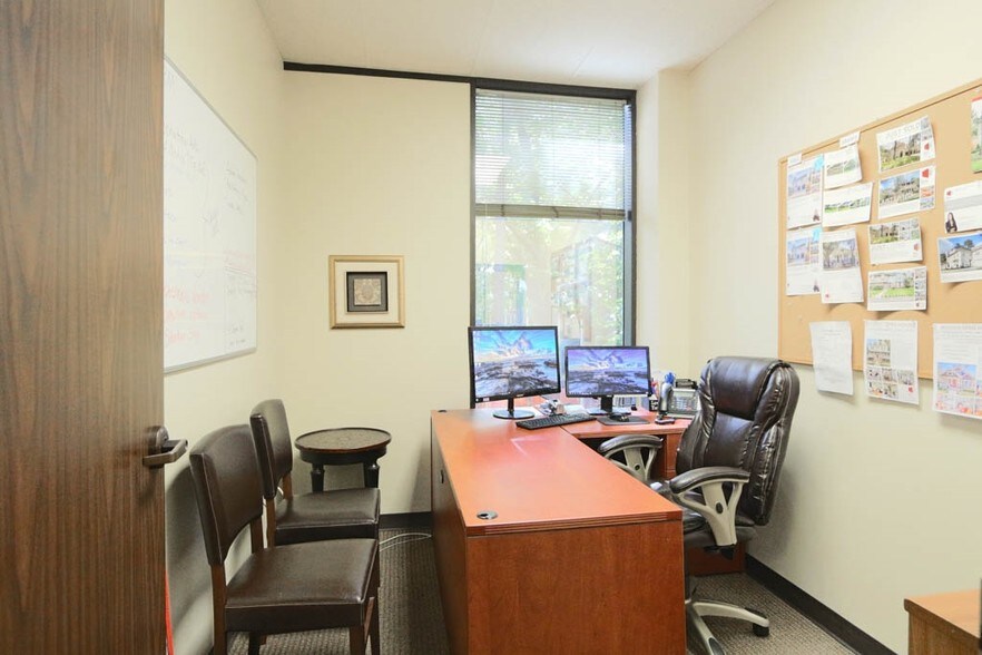 More Photos Of 2020 N Loop Fwy W, Houston Office For Lease