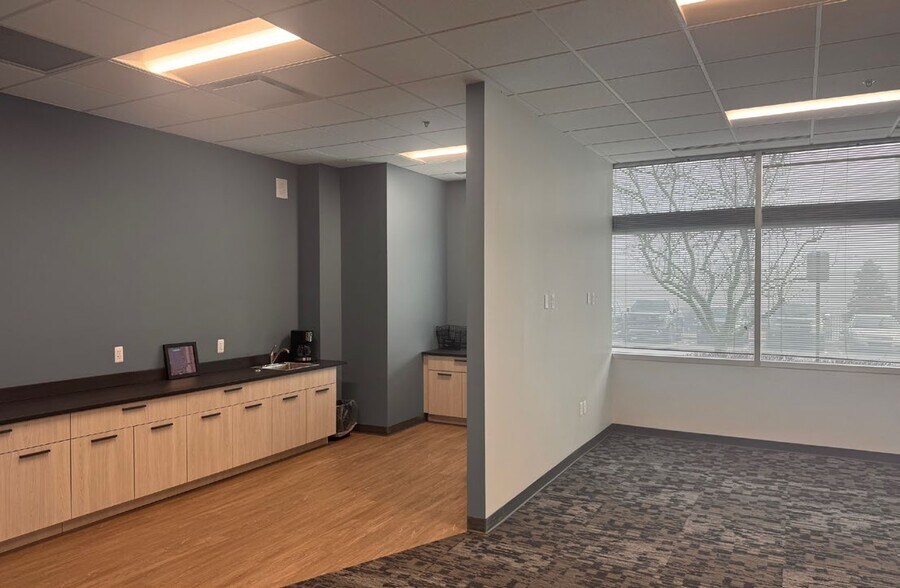 More Photos Of 900 N Squirrel Rd, Auburn Hills Office For Lease