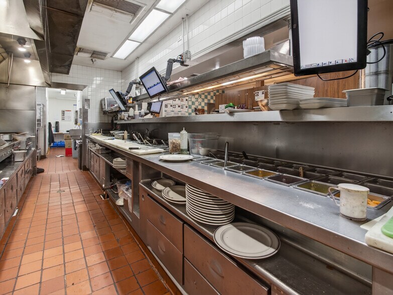More Photos Of 7133 N Academy Blvd, Colorado Springs Restaurant For Lease