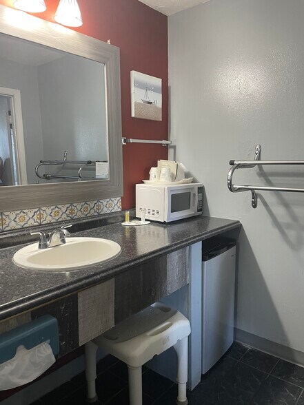 More Photos Of 101 Margaret Ave, Terre Haute Hotel For Sale