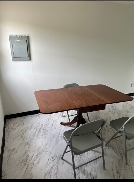 More Photos Of 9540 Tallmadge Rd., Diamond Land For Lease