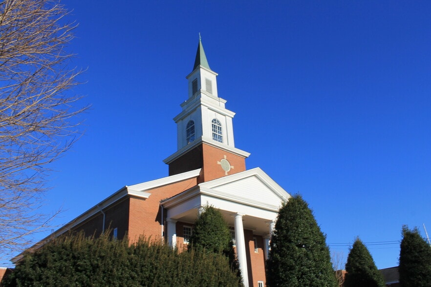 More Photos Of 401 W Poplar St, Elizabethtown Religious Facility For Sale