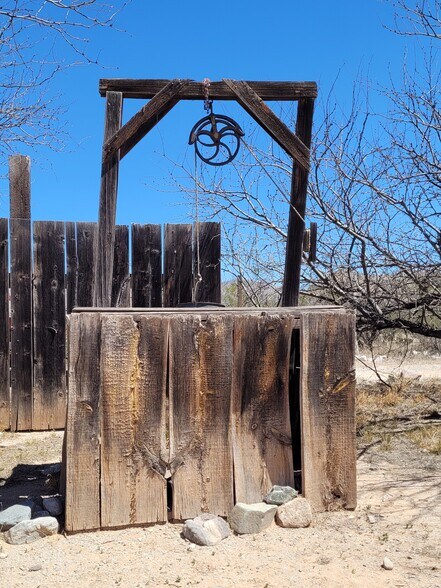 More Photos Of 331 W Rockspring Ln, Benson Movie Radio TVStudio For Sale