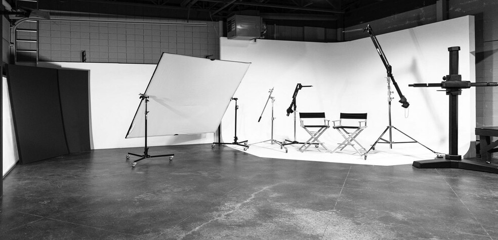 More Photos Of 1801 10th Ave SW, Calgary Showroom For Lease