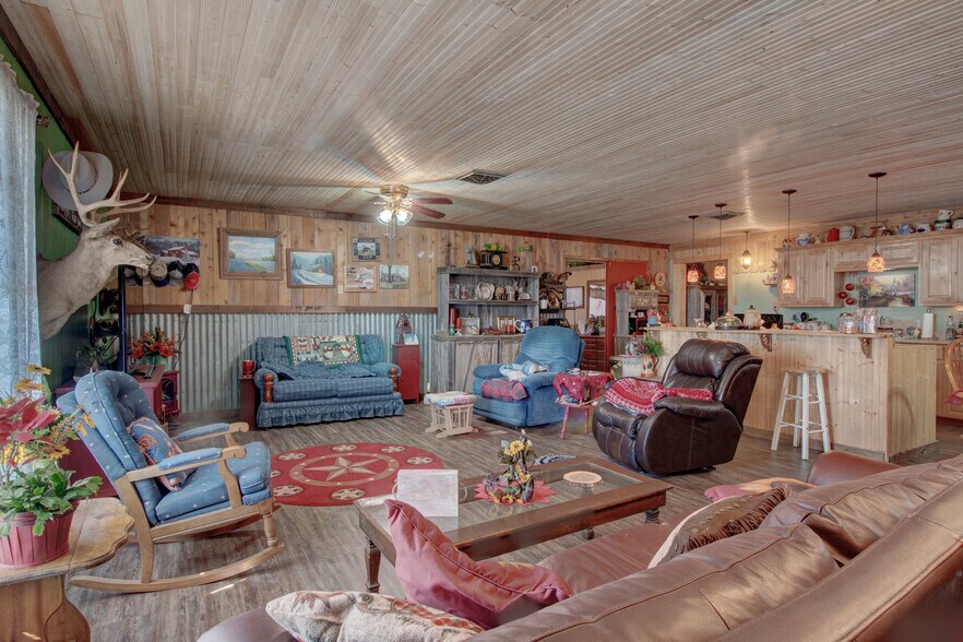 More Photos Of 617 W Main St, Whitesboro Garden Center For Sale