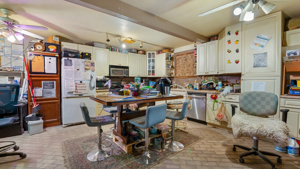 More Photos Of 19850 Houston Rd, Lebanon Showroom For Sale