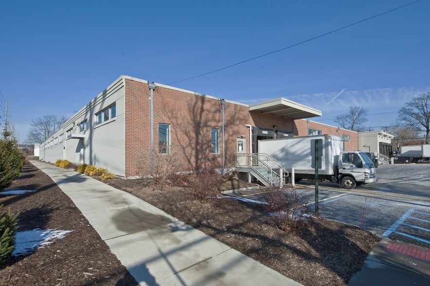 More Photos Of 10 Fadem Rd, Springfield Warehouse For Lease