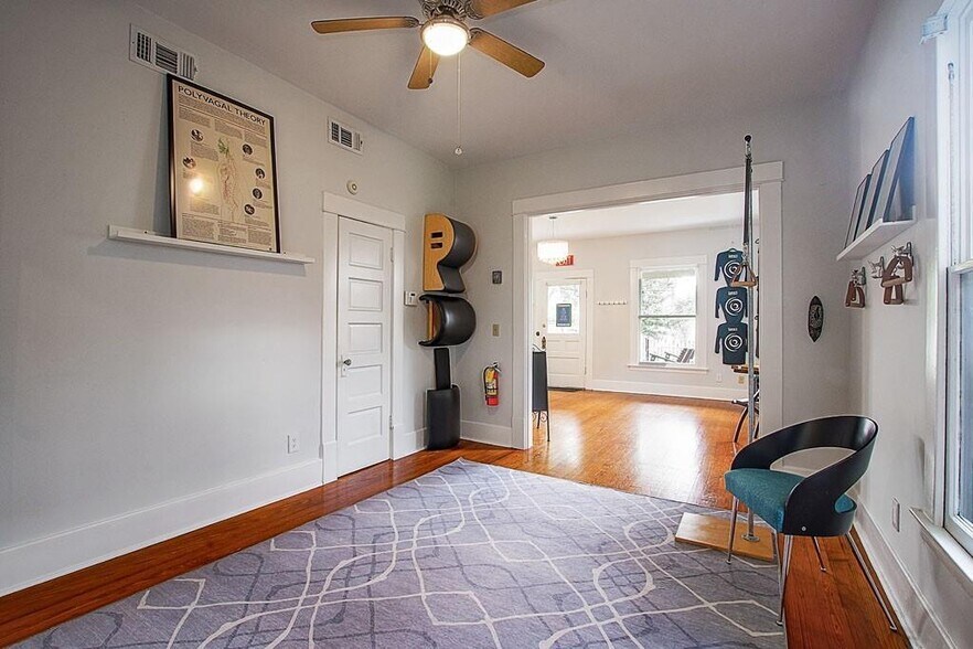 More Photos Of 108 W 10th 1/2 St, Houston Storefront Retail Office For Lease