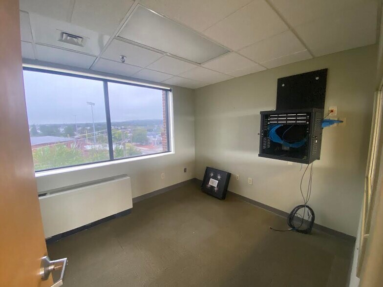 More Photos Of 228 Maple St, Manchester Office For Lease