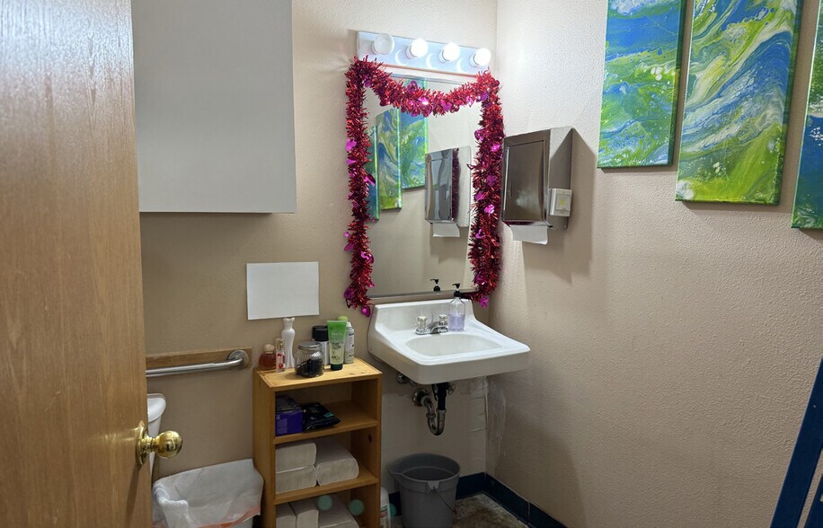 More Photos Of 10909 Portland Ave E, Tacoma Freestanding For Lease