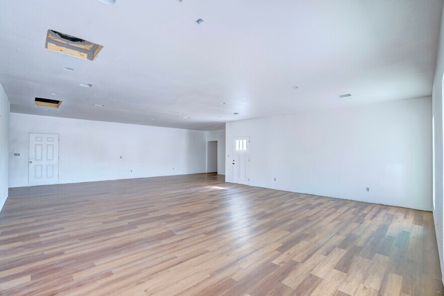 More Photos Of 4700 Barbara Rd, River Oaks Office For Sale