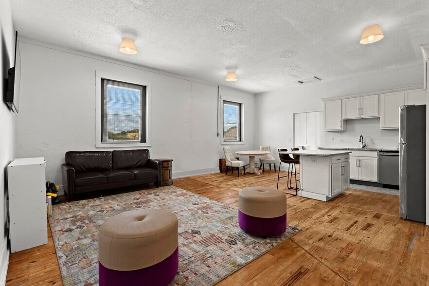 More Photos Of 10117 Commerce St, Summerville Storefront For Sale