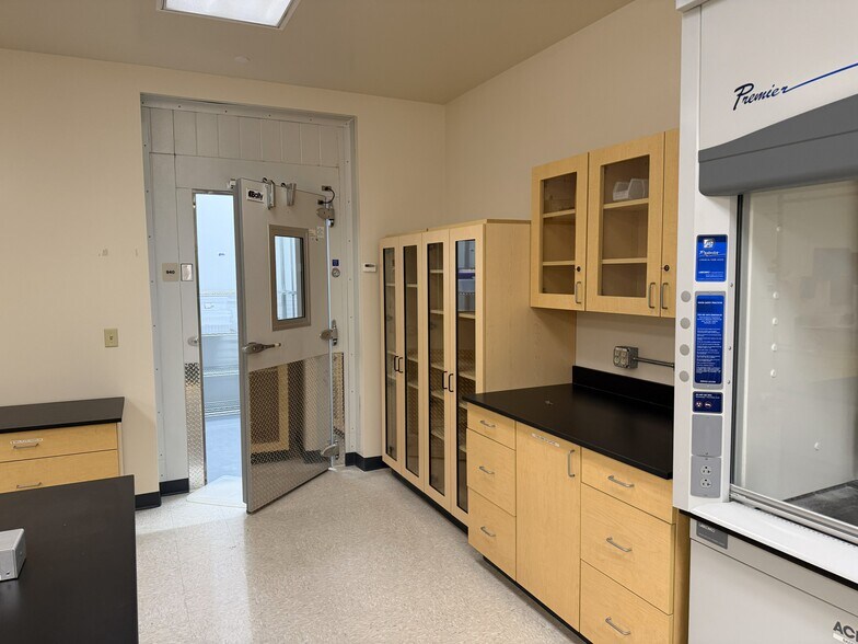 More Photos Of 14 Washington Ave, Scarborough Flex For Sale