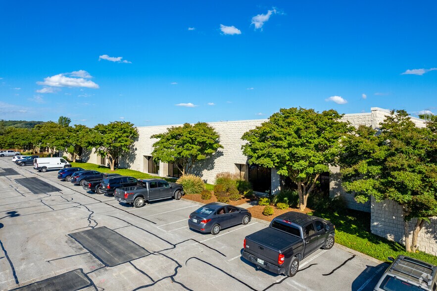 More Photos Of 7106 Crossroads Blvd, Brentwood Warehouse For Lease