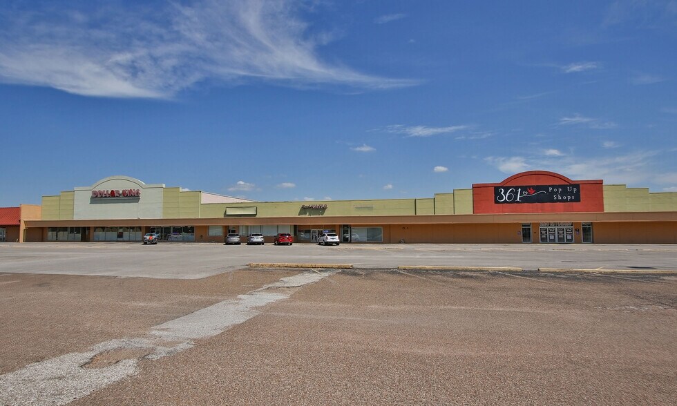 More Photos Of 2500-2704 N Laurent St, Victoria Unknown For Lease