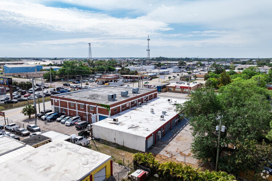 More Photos Of 2467-2469 Edison Ave, Fort Myers General Retail For Sale