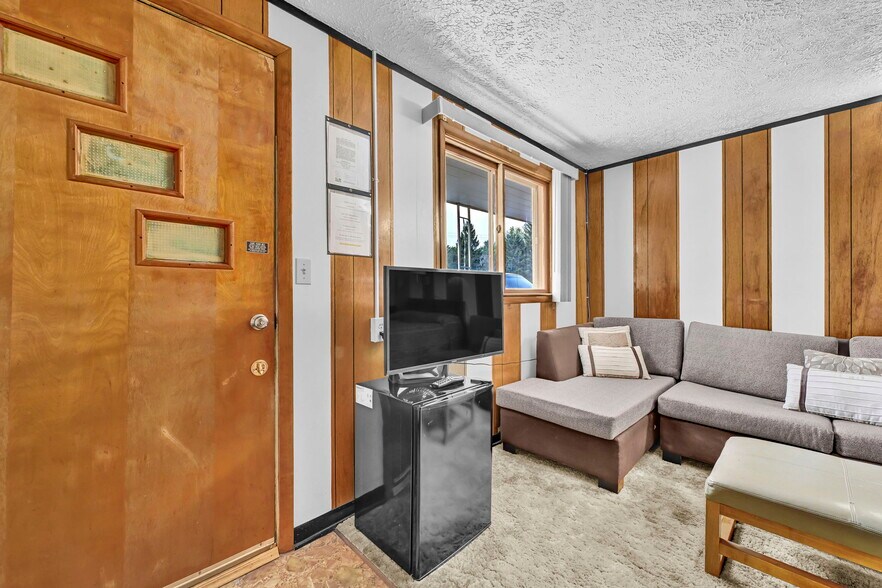 More Photos Of 44077 Oberlin Elyria Rd, Oberlin Hotel For Sale