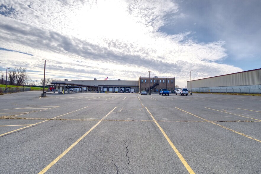 More Photos Of 151 Capital Dr, West Springfield Warehouse For Lease
