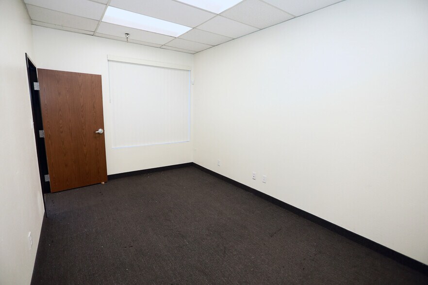 More Photos Of 4301 S Valley View Blvd, Las Vegas Warehouse For Lease