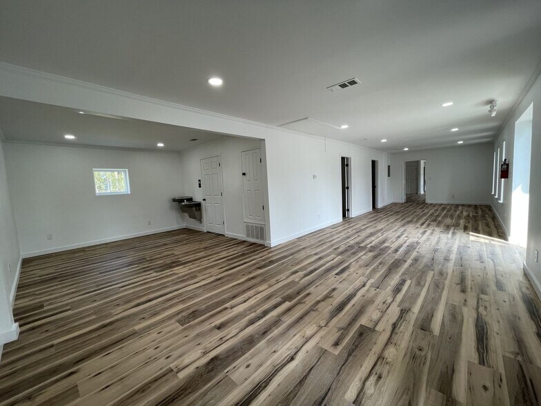 More Photos Of 400 W Cervantes St, Pensacola Flex For Lease