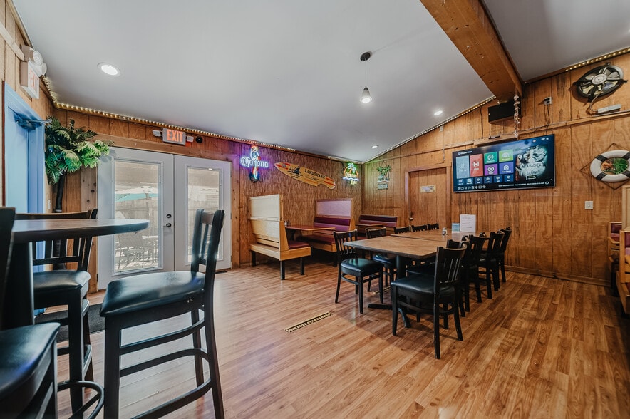 More Photos Of 706 S Washington St, Circleville Bar For Sale