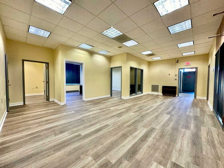 More Photos Of 8 Lester St, Martinsville General Retail For Sale