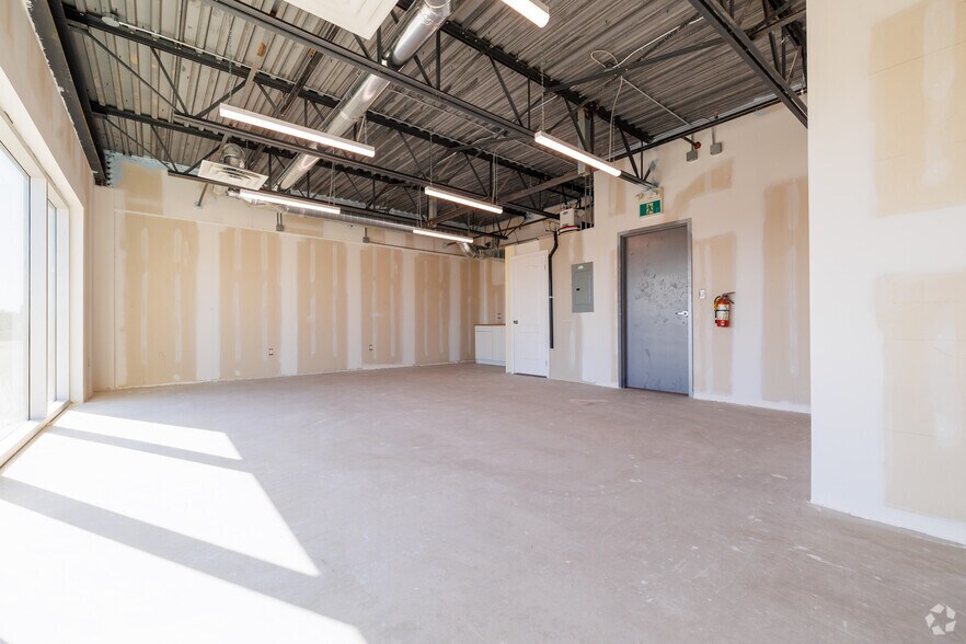More Photos Of 585 Hanlon Creek Blvd, Guelph Showroom For Lease