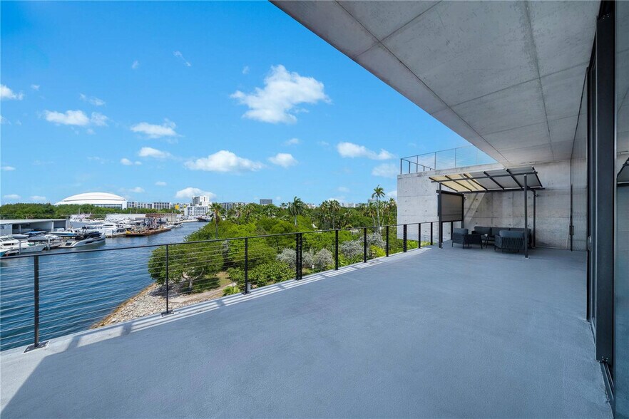 More Photos Of 528 NW 7th Ave, Miami Office For Sale