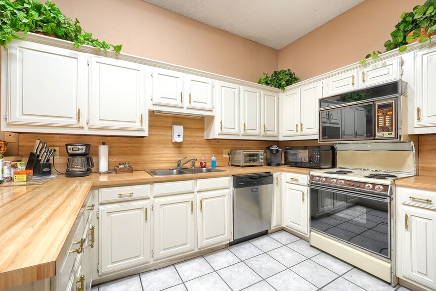 More Photos Of 6812 Avenue K, Plano Flex For Lease