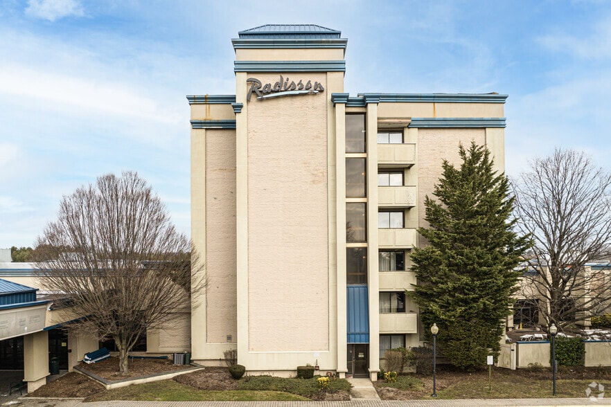 More Photos Of 110 Motor Pky, Hauppauge Hotel For Sale