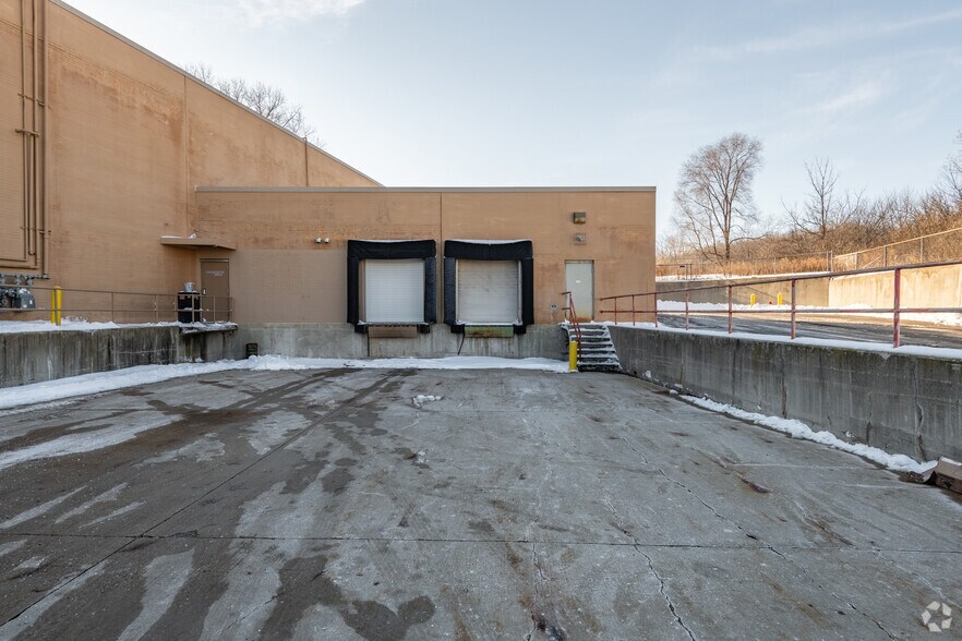 More Photos Of 8600-8604 W Brown Deer Rd, Milwaukee General Retail For Sale