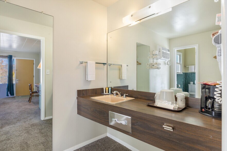 More Photos Of 1354 S 2nd St, Raton Hotel For Sale